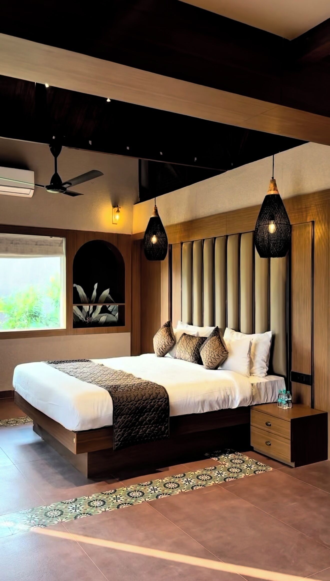 Quarto premium, sacada, vista para o rio | Cofres nos quartos, escrivaninha, espaço de trabalho para notebook