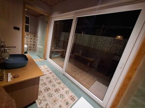 Superior-Doppelzimmer, Balkon, Flussblick | Badezimmer