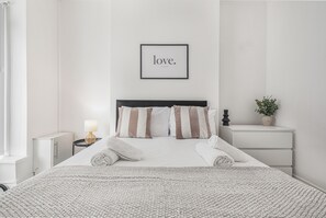 4 bedrooms, iron/ironing board, WiFi, bed sheets