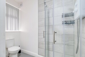 Hair dryer, towels, soap, toilet paper - Enjoyable 4-bedroom apartment in vibrant Birmingham city center (Birmingham)