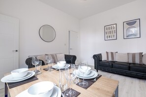 Dining - Enjoyable 4-bedroom apartment in vibrant Birmingham city center (Birmingham)