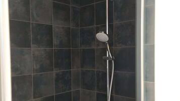 Ducha, secador de pelo y champú