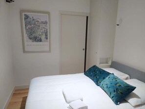 Een strijkplank/strijkijzer, wifi, beddengoed
