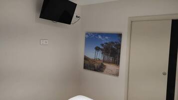 Tabla de planchar con plancha, wifi, ropa de cama