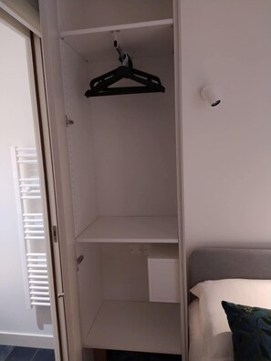 Een strijkplank/strijkijzer, wifi, beddengoed