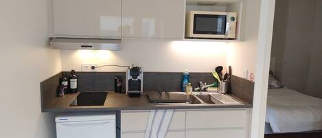 Fridge, microwave, stovetop, coffee/tea maker