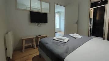 Iron/ironing board, travel crib, WiFi, bed sheets