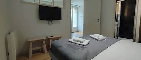Iron/ironing board, travel crib, WiFi, bed sheets