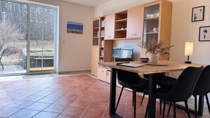 Uma cozinha moderna com área de jantar, uma janela grande e vista para o exterior.