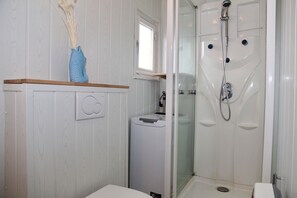 Bathroom - Vacation home Möwenglück by the sea with garden by the water (Südbrookmerland)
