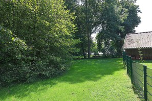 Property grounds - Vacation apartment Fietje with wellness area in historic Gulfhof (Dornum)