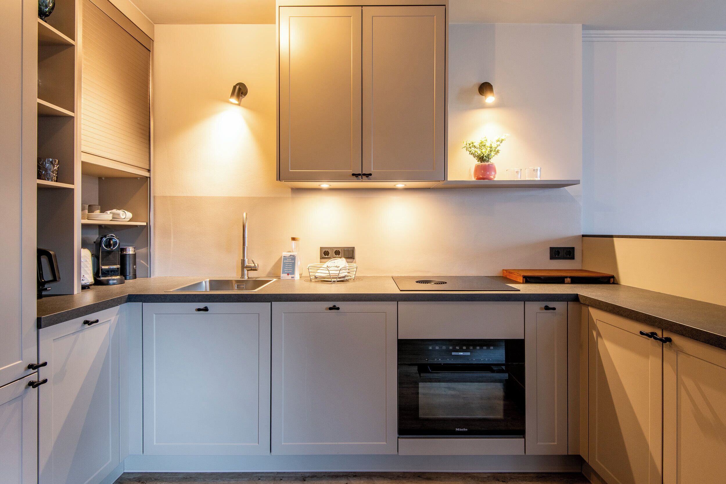 Frigorifero, microonde, forno, piano cottura