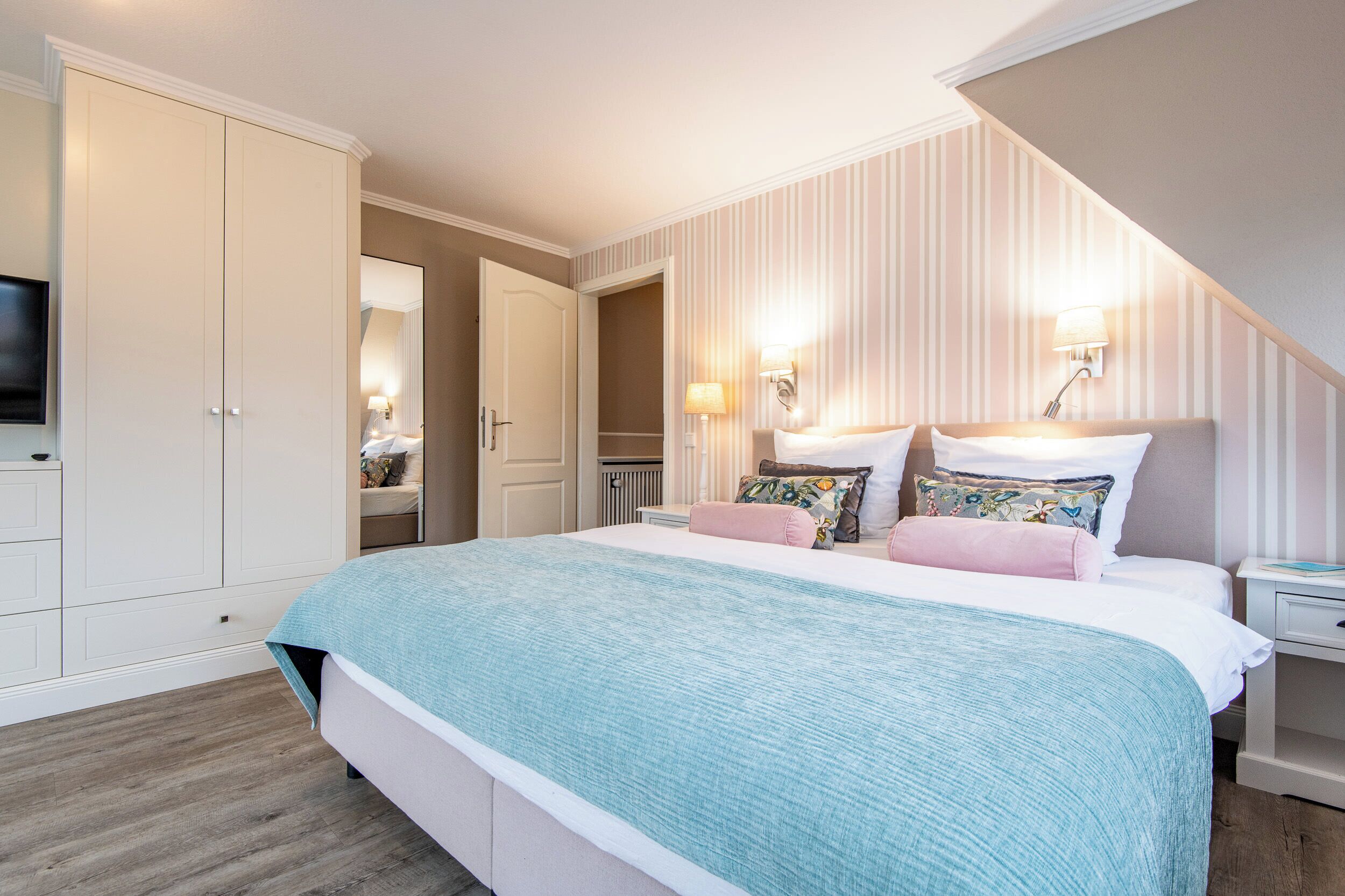 5 bedrooms, iron/ironing board, free WiFi, bed sheets