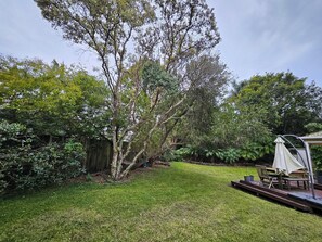 Property grounds - 3 Bedroom Home with free parking in Prime Location minutes from Milford Beach (North Shore)