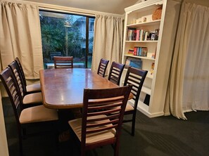 Dining - 3 Bedroom Home with free parking in Prime Location minutes from Milford Beach (North Shore)