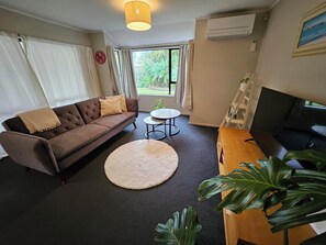 Living area - 3 Bedroom Home with free parking in Prime Location minutes from Milford Beach (North Shore)