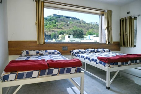 Chambre Familiale. Laxman AC Lodge Jejuri by Martandbhairav Hospitality LLP
