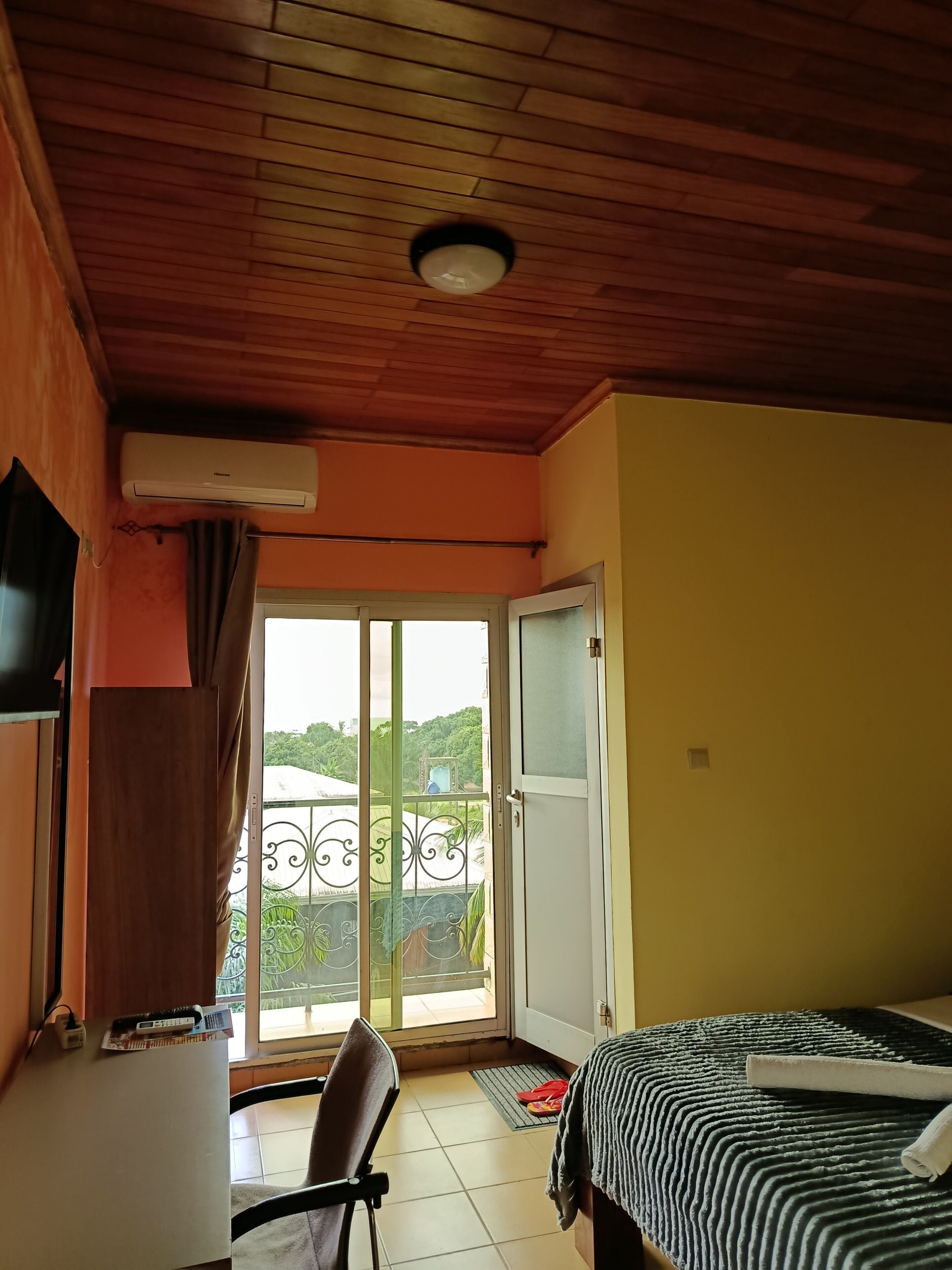 Quarto casal standard, sacada, vista parcial para o oceano | Roupa de cama