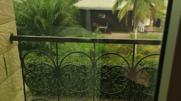 Standard-Doppelzimmer, Balkon, eingeschränkter Meerblick | Terrasse/Patio