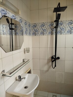 Shower, towels, soap, toilet paper - Le Paquebot Hôtel Restaurant Kribi  (Kribi)