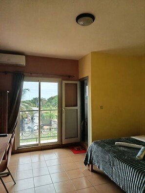 Standard Double Room, Balcony, Partial Ocean View | Bed sheets - Le Paquebot Hôtel Restaurant Kribi  (Kribi)