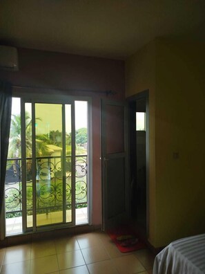 Standard-Doppelzimmer, Balkon, eingeschränkter Meerblick | Terrasse/Patio