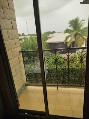 Standard-Doppelzimmer, Balkon, eingeschränkter Meerblick | Terrasse/Patio