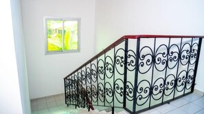 Standard Double Room, Balcony, Partial Ocean View | Bahagian dalam