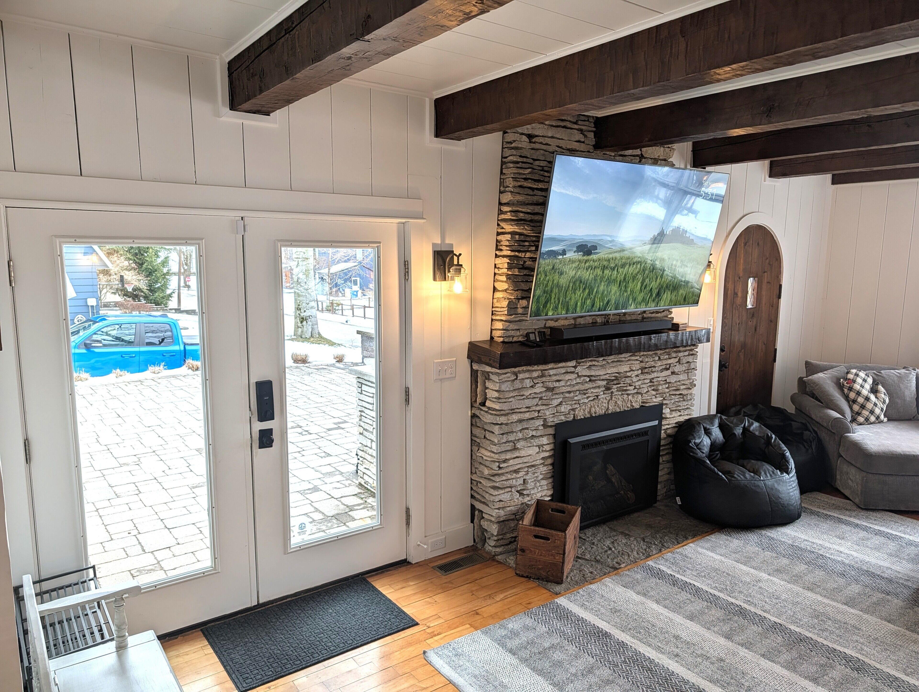 Smart TV, fireplace