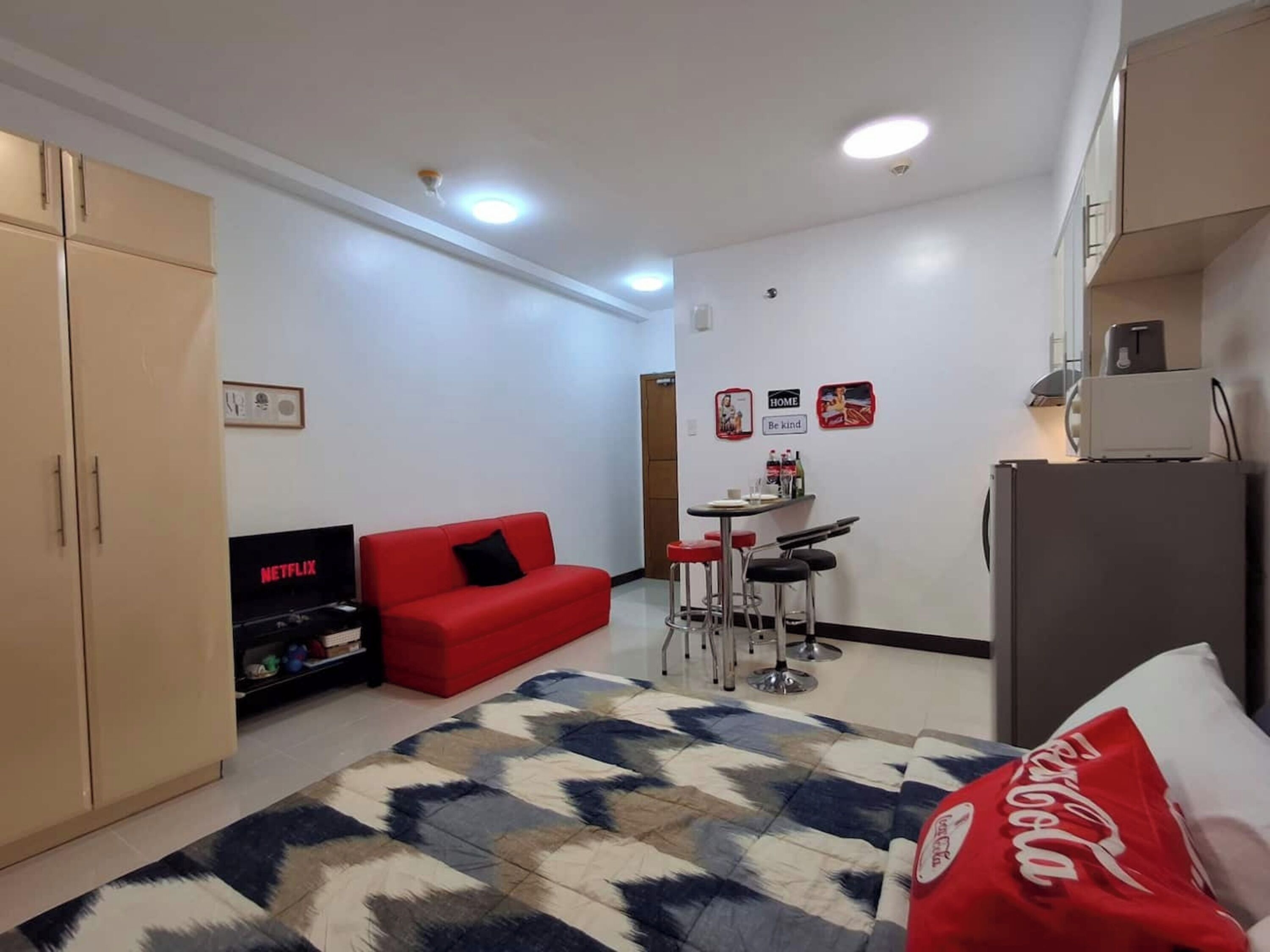 Standard Studio, 1 Queen Bed, Air conditioning, City View | In-room dining