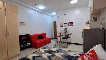 Standard Studio, 1 Queen Bed, Air conditioning, City View | In-room dining