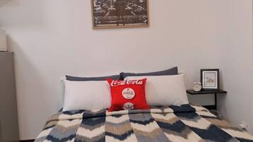 Studio – standard, 1 queensize-seng, aircondition, byutsikt | Oppholdsområde | En 43-tommers smart-TV med kabel-kanaler samt bøker