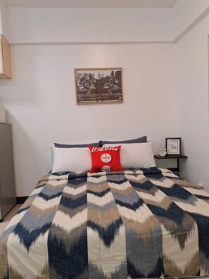Standard Studio, 1 Queen Bed, Air conditioning, City View | Living area | 43-inch Smart TV with cable channels, books - Studio at Morgan Suites Residences (Taguig)