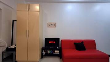 Standard-Studio, 1 Queen-Bett, Klimaanlage, Stadtblick | Wohnbereich