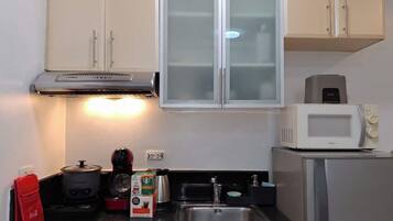 Standard-Studio, 1 Queen-Bett, Klimaanlage, Stadtblick | Eigene Kochnische