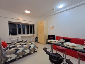 Standard Studio, 1 Queen Bed, Air conditioning, City View | Living area | 43-inch Smart TV with cable channels, books - Studio at Morgan Suites Residences (Taguig)