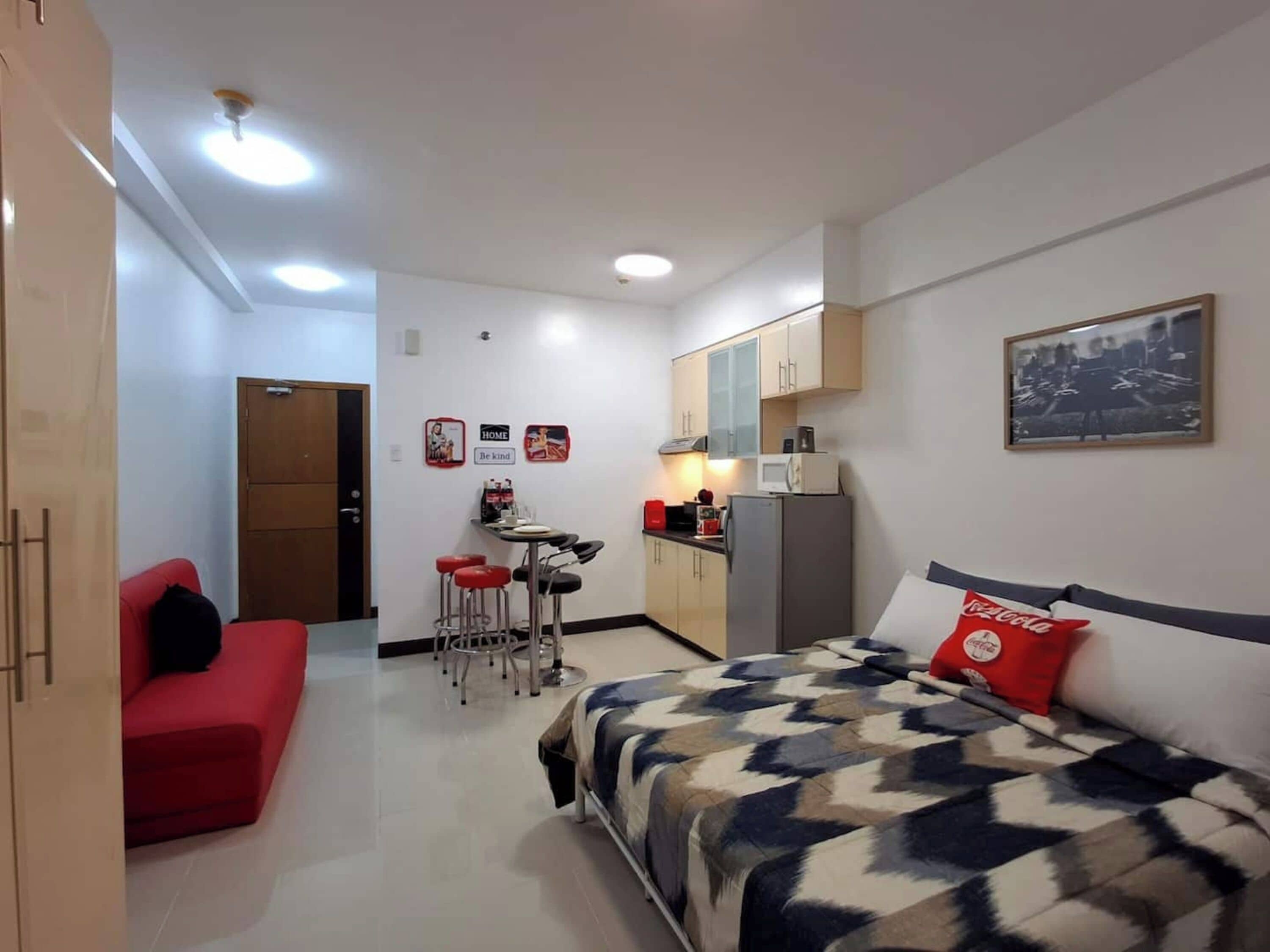 Studio – standard, 1 queensize-seng, aircondition, byutsikt | Oppholdsområde | En 43-tommers smart-TV med kabel-kanaler samt bøker