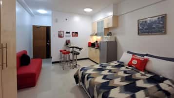 Studio – standard, 1 queensize-seng, aircondition, byutsikt | Oppholdsområde | En 43-tommers smart-TV med kabel-kanaler samt bøker