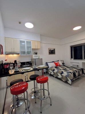 Standard-Studio, 1 Queen-Bett, Klimaanlage, Stadtblick | Essbereich im Zimmer