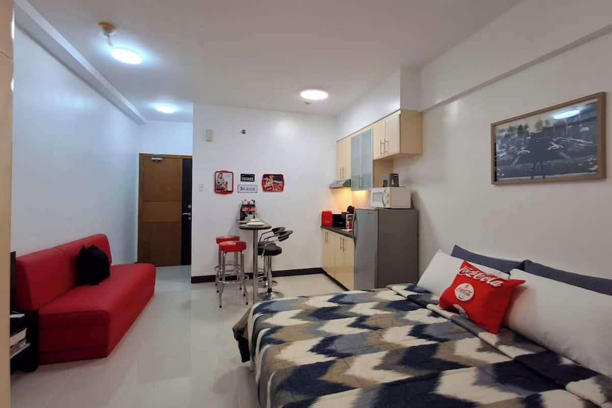 Standard Studio, 1 Queen Bed, Air conditioning, City View | Living area