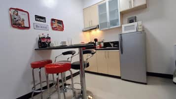 Estúdio standard, 1 cama Queen, ar-condicionado, vista para a cidade | Cozinha americana privada | Frigobar, micro-ondas, máquina de café expresso, cafeteira/chaleira