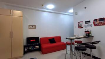 Standard-Studio, 1 Queen-Bett, Klimaanlage, Stadtblick | Essbereich im Zimmer