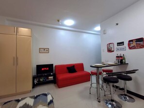 Standard-Studio, 1 Queen-Bett, Klimaanlage, Stadtblick | Essbereich im Zimmer