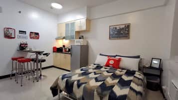 Standard Studio, 1 Queen Bed, Air conditioning, City View | In-room dining