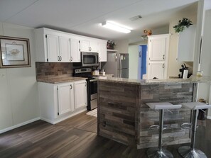 Coffee/tea maker, fridge, microwave, oven -  3-bedroom mobil with Plenty of room for boat parking  (Homosassa)