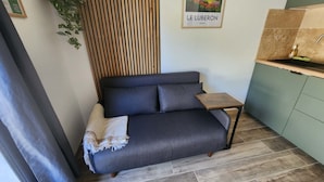 Eine moderne Küchenzeile mit integriertem Spülbecken und einem kleinen Holztisch.