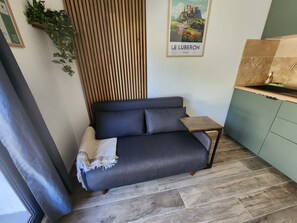 Eine moderne Küchenzeile mit integriertem Spülbecken und einem kleinen Holztisch.