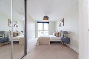2 bedrooms, iron/ironing board, WiFi, bed sheets - Emirates Stadium Apartment | 10% off Monthly Rate | Sleeps 5 (London)