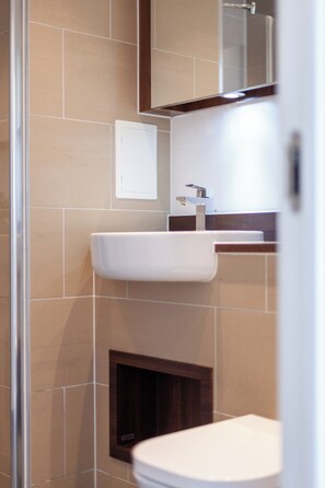 Shower, hair dryer, towels, soap - Emirates Stadium Apartment | 10% off Monthly Rate | Sleeps 5 (London)