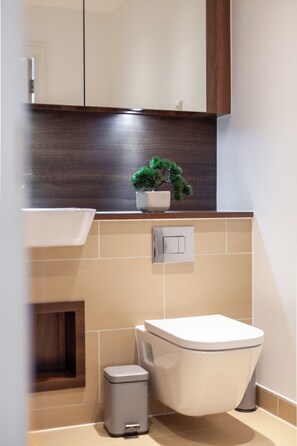 Shower, hair dryer, towels, soap - Emirates Stadium Apartment | 10% off Monthly Rate | Sleeps 5 (London)